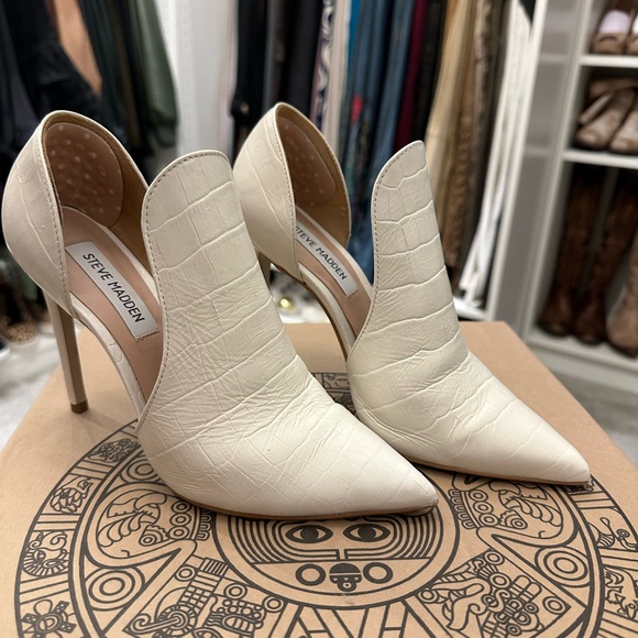 Steve Madden, Alligator Embossed Leather Off-White Heels - Picture 4 of 12